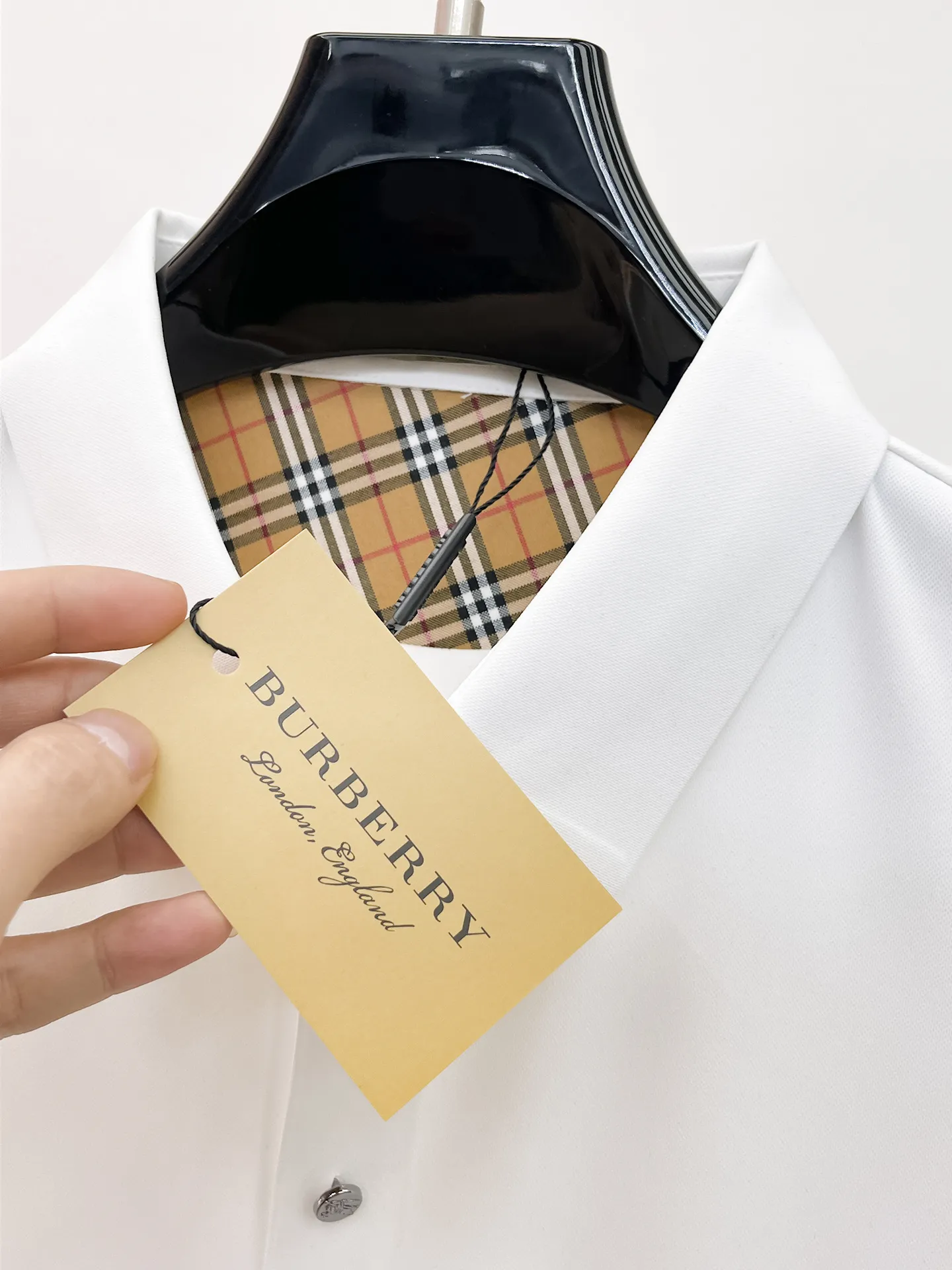 Burberry Premium business white-collar workers must buy this item! Seamless laminated ice silk casual business short-sleeved shirt, made of technical fabrics, ice silk is traceless, feels great on the body, feels smooth and has a great texture! It has good elasticity and no sense of restraint. The fabric has Breathable mesh, which is moisture-wicking and quick-drying to keep you dry. The small lapel placket design shows a tall and straight posture without being too soft. The simple style can be used for both business and leisure. Highly recommended! High-elastic ice silk feels as smooth as jade silk, clean and elegant, and elegant and gentlemanly. High-grade materials, the focus is on the fabric, and quality control is a must. The feel is extremely delicate and smooth, the fabric has a good luster and the upper body frame feels good, it is a mature Quality men's wear! Sweat-free in summer, a new experience for business, commuting and leisure M-4XL